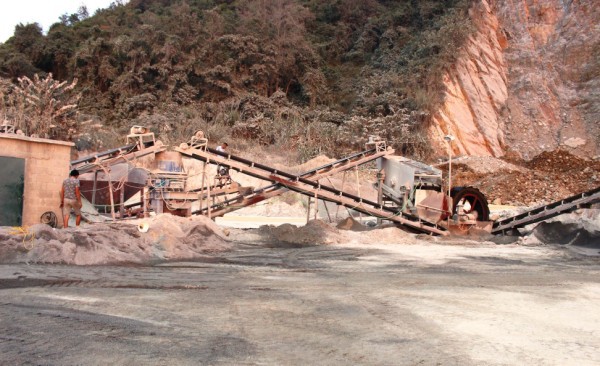 Dây chuyền khai thác đá làm vật liệu xây dựng tại xóm Bản Cải, thị trấn Hòa Thuận (Quảng Hòa).